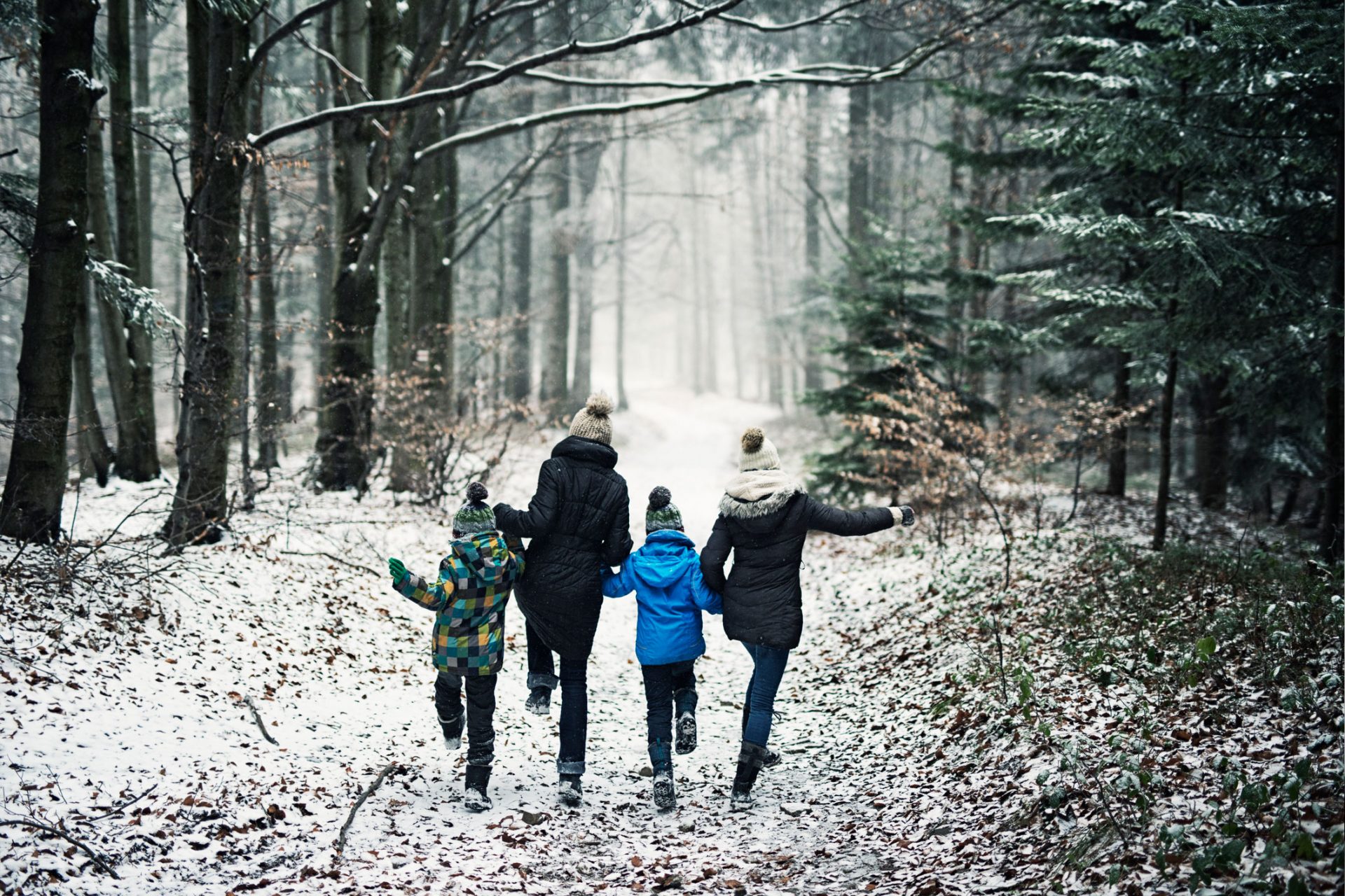 familie går tur ute